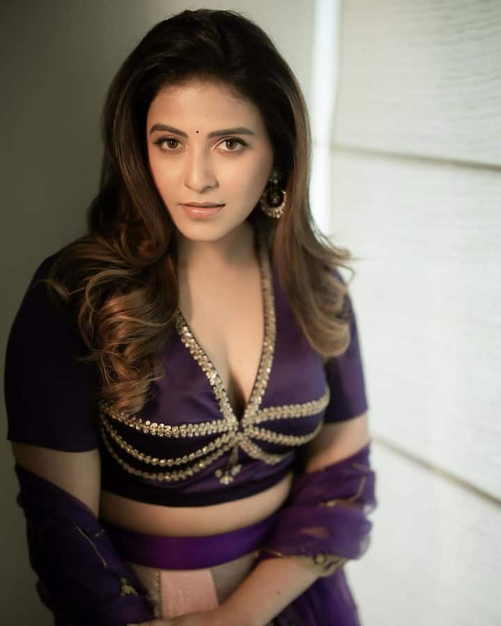 హీరోయిన్ అంజలి తన ఫోటోలను ఇన్​స్టాలో షేర్ చేసి.. 💜  #elegance #glamour #favorite #look #happiness #lehanga #love అంటూ క్యాప్షన్ ఇచ్చింది. (Images Source : Instagram/Anjali)