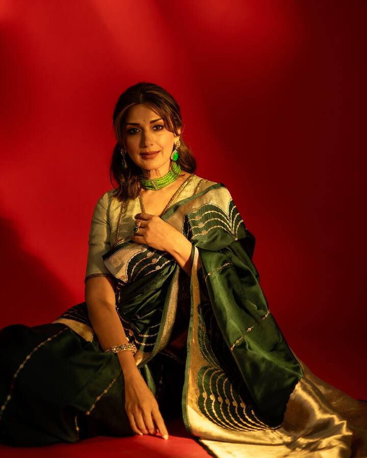 सोनाली ही सोशल मीडियावर अॅक्टिव्ह असते.