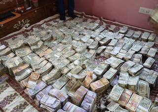 Crime News: ਜ਼ਿਲ੍ਹਾ ਸਿੱਖਿਆ ਅਫਸਰ ਦੇ ਘਰ ਵਿਜੀਲੈਂਸ ਨੇ ਮਾਰਿਆ ਛਾਪਾ, ਨੋਟਾਂ ਨਾਲ ਭਰੇ 2 ਬੈੱਡ, ਮੰਗਵਾਉਣੀ ਪਈ ਨੋਟ ਗਿਣਨ ਵਾਲੀ ਮਸ਼ੀਨ, ਜਾਣੋ ਪੂਰਾ ਮਾਮਲਾ