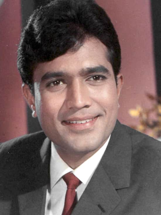 बॉलीवुड के पहले सुपरस्टार राजेश खन्ना के लोग दीवाने थे. उन्होंने बैक टू बैक कई हिट फिल्में दीं. आईएमडीबी की लिस्ट के मुताबिक राजेश खन्ना के नाम 57 हिट फिल्में देने का रिकॉर्ड है.