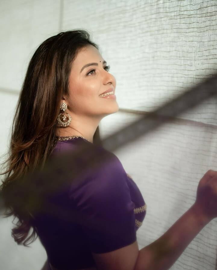 సీతమ్మ వాకిట్లో సిరిమల్లె చెట్టు సినిమాతో తెలుగు ప్రేక్షకులకు మరింత దగ్గరైంది అంజలి. రీసెంట్​గా గేమ్ చేంజర్ సినిమాలో తన నటనతో అందరినీ కట్టిపడేసింది. (Images Source : Instagram/Anjali)