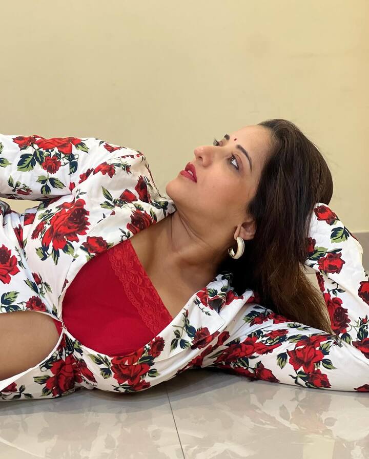 આ તસવીરોમાં મોનાલિસા ખૂબ જ ખુશ અને હસતી જોવા મળી હતી, જેના કારણે અભિનેત્રીનો લુક વધુ ગ્લેમરસ બની ગયો હતો.