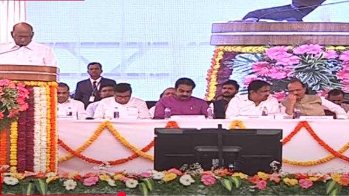 पक्षफुटनंतर एकमेकांवर आरोप प्रत्यारोप करणारे नेते आज एकाच व्यासपिठावर दिसले, त्यांनी एकदम हसून खेळून चर्चा केली. त्यामुळे राजकीय वर्तुळात त्यांच्यात काय बोलणं झालं असावं याबाबत चर्चा रंगली आहे.