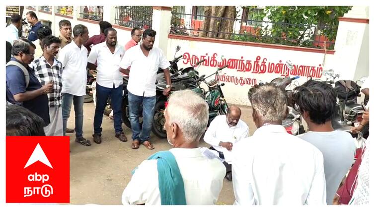 Mayiladuthurai news Lawyer on hunger strike before the court to condemn police tnn எஸ்.பி-க்கு எதிராக நீதிமன்ற வாயில் உண்ணாவிரத போராட்டத்தில் ஈடுபட்ட வழக்கறிஞர் - எங்கே? ஏன் தெரியுமா...?