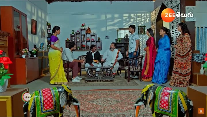 ఆస్తిని తనకు జానుకి పంచితే సరిపోతుందని.. తన తమ్ముడికి అవసరం లేదని.. అతను మంచి పొజీషన్లో ఉన్నాడని లాయర్​తో చెప్తుంది లక్ష్మీ. (Images Source : Zee Telugu)