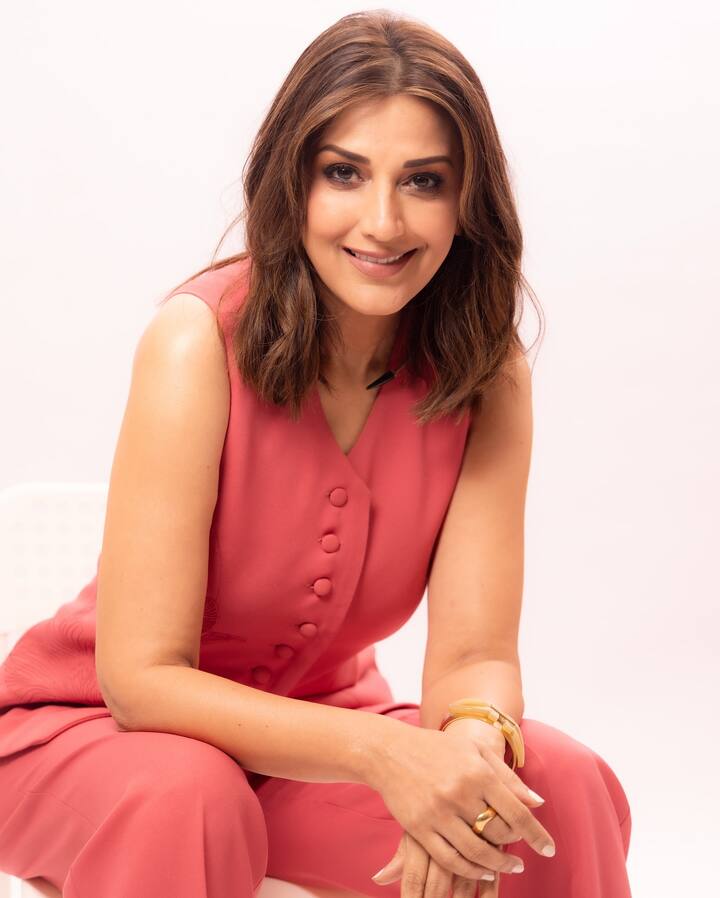 सोनालीने नुकताच तिचा एक नवा लूक सोशल मिडियावर शेअर केला आहे, ज्यात ती खूपच सुंदर दिसत आहे.