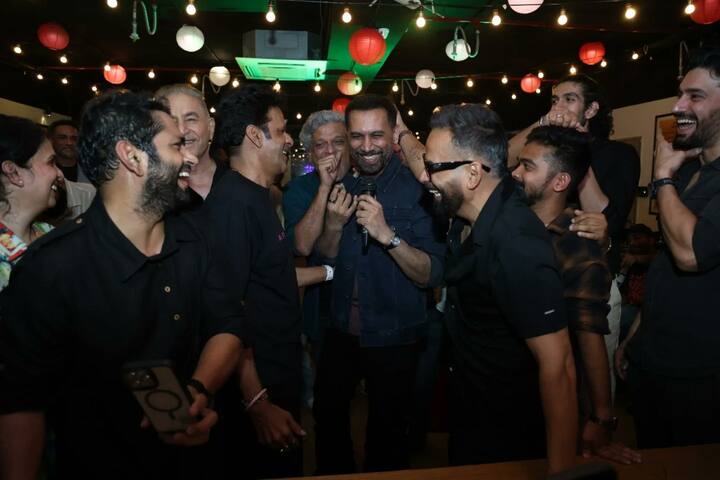 इन तस्वीरों में मनोज बाजपेयी अपनी टीम के साथ डांस करते हुए नजर आ रहे हैं. एक्टर ने ब्लैक कलर की टीशर्ट पहनी है.