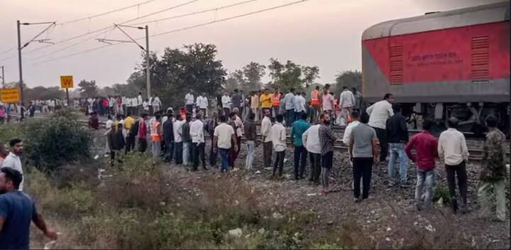 ਹਾਦਸੇ ਦਾ ਕਾਰਨ ਇੱਕ ਅਫਵਾਹ ਸੀ। ਜਦੋਂ ਰੇਲਗੱਡੀ ਪਾਚੋਰਾ ਸਟੇਸ਼ਨ ਦੇ ਨੇੜੇ ਮਾਹੇਜੀ ਅਤੇ ਪਰਧਾੜੇ ਦੇ ਵਿਚਕਾਰ ਸੀ, ਤਾਂ ਇੱਕ ਅਫਵਾਹ ਫੈਲ ਗਈ ਕਿ ਰੇਲਗੱਡੀ ਨੂੰ ਅੱਗ ਲੱਗ ਗਈ ਹੈ। ਇਸ ਦੌਰਾਨ ਕਿਸੇ ਨੇ ਚੇਨ ਖਿੱਚ ਦਿੱਤੀ ਅਤੇ ਟ੍ਰੇਨ ਰੁਕ ਗਈ।