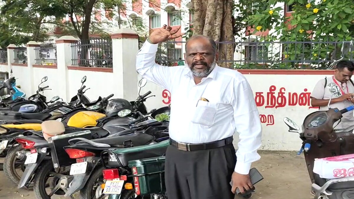 எஸ்.பி-க்கு எதிராக நீதிமன்ற வாயில் உண்ணாவிரத போராட்டத்தில் ஈடுபட்ட வழக்கறிஞர் - எங்கே? ஏன் தெரியுமா...?