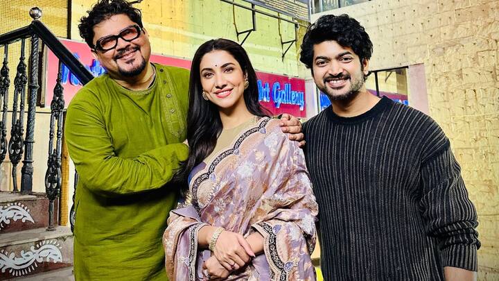 আজ মুক্তি পেয়েছে রামকমল মুখোপাধ্যায় (Ram Kamal Mukherjee) পরিচালিত ও রুক্মিণী মৈত্র (Rukmini Maitra) অভিনীত ছবি 'বিনোদিনী'। সেই ছবি দেখে দর্শকদের কেমন লাগল, তা জানতেই প্রেক্ষাগৃহে পৌঁছেছিলেন সিনেমার কলাকুশলীরা।