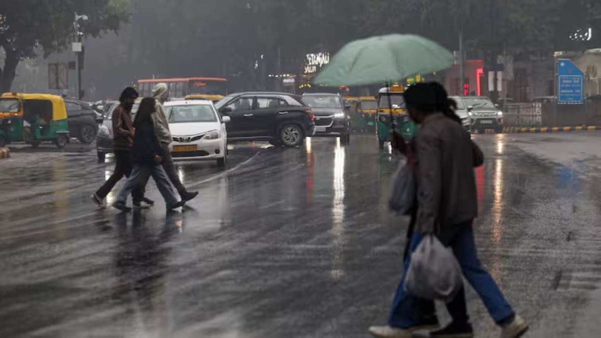 Delhi Weather: दिल्ली में आज बारिश का अलर्ट, फिर बढ़ेगी ठिठुरन वाली ठंड! जानें- मौसम का ताजा अपडेट