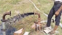 एमपी: धार में बोरवेल से निकल रहा काला पीना, टेंशन में लोग, वीडियो आया सामने