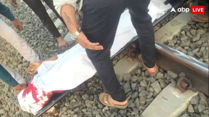 तस्वीरों में कहीं किसी का पैर कटा हुआ पड़ा है तो कहीं हाथ. कहीं पर किसी का धड़ पूरा चकनाचूर पड़ा हुआ भी दिखाई दे रहा है. हालत यह थी कि शवों को पहचानना तक मुश्किल था.