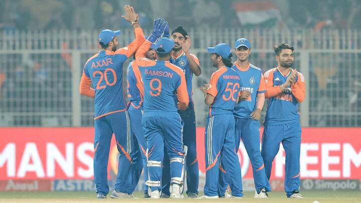 তিনি একেবারেই হতাশ করেননি। নতুন বল হাতে দুই ইংল্যান্ড ওপেনার ফিল সল্ট ও বেন ডাকেটকে সাজঘরে ফেরান তিনি।