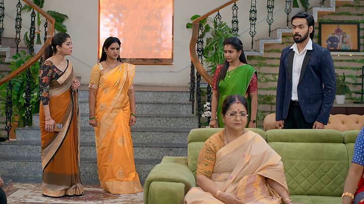 ఈరోజు ఆఫీస్ కి వెళ్లలేదట ఎక్కడికి వెళ్లారని నిలదీస్తారు. రహస్యంగా ఏం చేస్తున్నారని నిలదీస్తుంది రుద్రాణి. అసలు నిజం చెబితే తట్టుకునే శక్తి మీలో ఎవరికైనా ఉందా అని రాజ్ అంటాడు. మా అమ్మా నాన్న నానమ్మకు నిజం తెలియాలని రాజ్ చెప్పేందుకు ప్రయత్నిస్తాడు కానీ కావ్య ఆపేస్తుంది