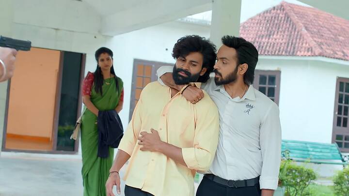 మొత్తం చూస్తుంటే వీడిని ప్రీ ప్లాన్డ్ గా చంపారని అర్థమవుతోందంటాడు SI. ఇప్పుడు వందకోట్లు ఎక్కడినుంచి తీసుకురావాలని రాజ్ అంటాడు. ఇక ఇక్కడ ఉండడం మంచిదికాదంటూ కావ్య తీసుకెళ్లిపోతుంది