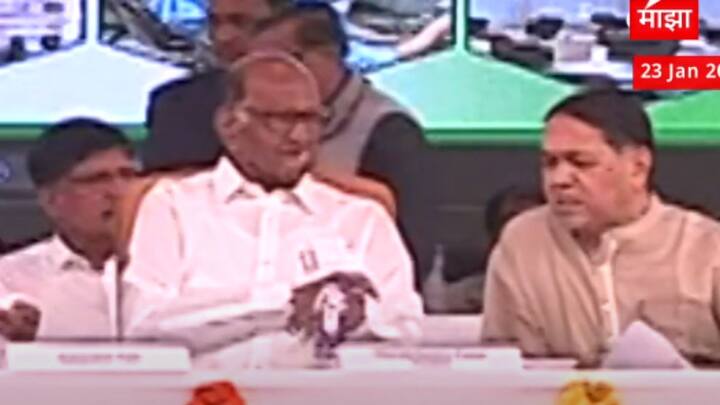 शरद पवार आणि अजित पवारांच्या यांच्यामध्ये सहकारमंत्री बाबासाहेब पाटील बसले असल्याचं दिसून आलं, अजित पवारांच्या शेजारी जयंत पाटील बसले होते, यावेळी अजित पवारांनी आणि जयंत पाटलांनी स्टेजवर हसत हसत चर्चा केल्याचं दिसून आलं.