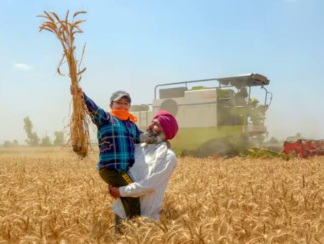 ਹੁਣ ਤੁਸੀਂ ਸੋਚ ਰਹੇ ਹੋਵੋਗੇ ਕਿ ਕਿਸਾਨਾਂ ਲਈ ਹੀ ਯੋਜਨਾ ਹੈ ਅਤੇ ਸਿਰਫ਼ ਕਿਸਾਨਾਂ ਨੂੰ ਹੀ ਪੈਸੇ ਵਾਪਸ ਕਰਨੇ ਪੈਣਗੇ? ਇਹ ਕਿਵੇਂ ਹੋ ਸਕਦਾ ਹੈ। ਇਸ ਲਈ ਇੱਥੇ ਅਸੀਂ ਉਨ੍ਹਾਂ ਕਿਸਾਨਾਂ ਬਾਰੇ ਗੱਲ ਕਰ ਰਹੇ ਹਾਂ ਜੋ ਗਲਤ ਤਰੀਕੇ ਨਾਲ ਇਸ ਯੋਜਨਾ ਵਿੱਚ ਸ਼ਾਮਲ ਹੋਏ ਹਨ।