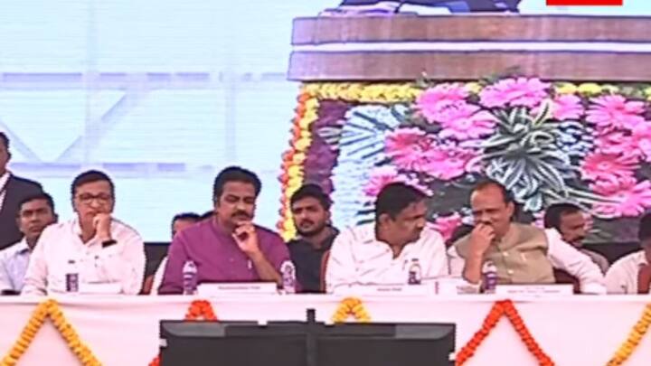 अजित पवारांच्या शेजारी जयंत पाटील बसले होते, यावेळी अजित पवारांनी आणि जयंत पाटलांनी स्टेजवर हसत हसत चर्चा केल्याचं दिसून आलं.