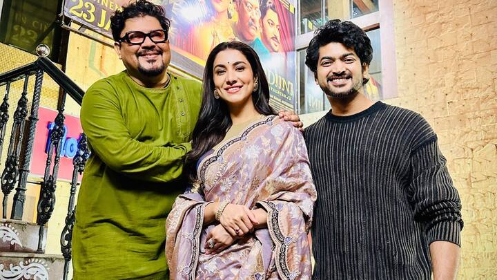 আজ বিনোদিনী থিয়েটারে হাজির হয়েছিলেন রামকমল, রুক্মিণী ও ওম। সদ্যই স্টার থিয়েটারের নাম বদলে রাখা হয়েছে বিনোদিনী থিয়েটার। সেই কারণেই প্রথমদিনে এই থিয়েটারই রুক্মিণীরা বেছে নিয়েছিলেন দর্শকদের সঙ্গে দেখা করার জন্য।