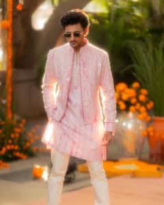 काला चश्मा लगाकर ली धांसू एंट्री, फिर दुल्हनिया संग रोमांटिक हुए दर्शन रावल, देखें मेहंदी की खूबसूरत तस्वीरें