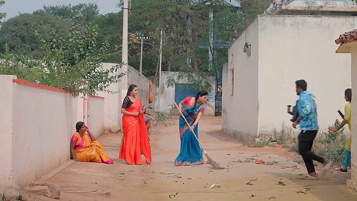 ఓవైపు  మహదేవయ్య వాళ్లు  వైపు ప్రచారం చేస్తుంటే సత్య నందిని ప్రతి ఇంటికి వెళ్లి పాప్లెంట్స్ పంచుతారు. మన వెనుకే బాపు వాళ్లు ప్రచారం చేస్తే కష్టం అనుకుంటారు. వీధిలో ఒకామె రోడ్డు ఊడుస్తూ పడిపోతుంది. సత్య, నందిని ఆమెను పట్టుకుని పక్కన కూర్చోబెట్టి ఆ రోడ్లు సత్య ఊడుస్తుంది.