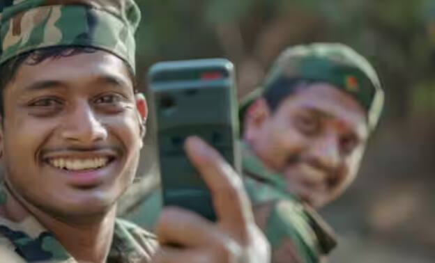 ਫੋਨ ਵਿੱਚ ਐਡਵਾਂਸਡ 5G ਤਕਨਾਲੌਜੀ ਦੀ ਵਰਤੋਂ ਕੀਤੀ ਗਈ ਹੈ, ਜੋ ਤੇਜ਼ ਅਤੇ ਇੰਸਟੈਂਟ ਕਨੈਕਟੀਵਿਟੀ ਪ੍ਰਦਾਨ ਕਰਦੀ ਹੈ। ਇਸ ਤੋਂ ਇਲਾਵਾ, ਪੂਰੀ ਇਨਕ੍ਰਿਪਸ਼ਨ ਤਕਨਾਲੌਜੀ ਦੀ ਵਰਤੋਂ ਕਰਕੇ ਡੇਟਾ ਨੂੰ ਪੂਰੀ ਤਰ੍ਹਾਂ ਸੁਰੱਖਿਅਤ ਰੱਖਿਆ ਜਾਂਦਾ ਹੈ।