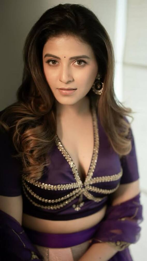 நடிகை அஞ்சலியின் கிளாமரஸ் கிளிக்ஸ்!!