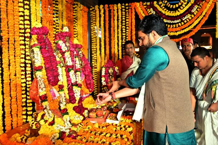 इस दौरान मंदिर परिसर के शंकराचार्य चौक पर मंदिर के अर्चक और मंदिर प्रशासन की तरफ से हवन पूजन का कार्यक्रम आयोजित किया गया.