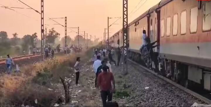 ਕੇਂਦਰੀ ਰੇਲਵੇ ਦੇ ਭੁਸਾਵਲ ਡਿਵੀਜ਼ਨ ਦੇ ਅਧਿਕਾਰਤ ਸੂਤਰਾਂ ਅਨੁਸਾਰ, ਜਿੱਥੇ ਟ੍ਰੇਨ ਖੜ੍ਹੀ ਸੀ, ਉੱਥੇ ਇੱਕ ਸ਼ਾਰਪ ਮੋੜ ਸੀ। ਸ਼ਾਇਦ ਇਸੇ ਲਈ ਛਾਲ ਮਾਰਨ ਵਾਲੇ ਯਾਤਰੀਆਂ ਨੂੰ ਇਹ ਅਹਿਸਾਸ ਨਹੀਂ ਹੋਇਆ ਕਿ ਇੱਕ ਰੇਲਗੱਡੀ ਦੂਜੇ ਟਰੈਕ 'ਤੇ ਆ ਰਹੀ ਹੈ।