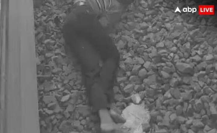 ਰੇਲਵੇ ਦੇ ਸੀਨੀਅਰ ਅਧਿਕਾਰੀ ਨੇ ਦੱਸਿਆ ਕਿ ਪੁਸ਼ਪਕ ਐਕਸਪ੍ਰੈਸ ਦੇ ਇੱਕ ਡੱਬੇ ਦੇ ਅੰਦਰ 'ਗਰਮ ਐਕਸਲ' ਜਾਂ 'ਬ੍ਰੇਕ-ਬਾਈਡਿੰਗ' ਕਾਰਨ ਚੰਗਿਆੜੀ ਪੈਦਾ ਹੋਈ ਸੀ ਅਤੇ ਕੁਝ ਯਾਤਰੀ ਘਬਰਾ ਗਏ। ਕਿਸੇ ਨੇ ਚੇਨ ਖਿੱਚ ਦਿੱਤੀ ਅਤੇ ਫਿਰ ਯਾਤਰੀ ਹੇਠਾਂ ਛਾਲ ਮਾਰਨ ਲੱਗ ਪਏ।