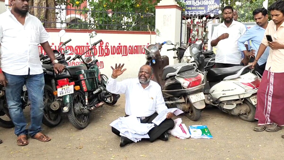 எஸ்.பி-க்கு எதிராக நீதிமன்ற வாயில் உண்ணாவிரத போராட்டத்தில் ஈடுபட்ட வழக்கறிஞர் - எங்கே? ஏன் தெரியுமா...?