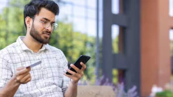 ਇਸ ਵਿੱਚ ਪਹਿਲਾਂ ਤੋਂ ਹੀ ਫੌਜ ਦੀ ਪ੍ਰੀਸੇਵਡ ਕਾਨਟੈਕਟ ਡਾਇਰੈਕਟਰੀ ਮੌਜੂਦ ਹੈ। ਇਹ ਪੂਰੀ ਤਰ੍ਹਾਂ ਇੱਕ ਬੰਦ ਅਤੇ ਸੁਰੱਖਿਅਤ ਮੋਬਾਈਲ ਈਕੋਸਿਸਟਮ 'ਤੇ ਅਧਾਰਤ ਹੈ। ਅਜੋਕੇ ਸਮੇਂ ਵਿੱਚ ਸਮਾਰਟਫੋਨ ਇੱਕ ਜ਼ਰੂਰੀ ਯੰਤਰ ਬਣ ਗਿਆ ਹੈ, ਪਰ ਇਸ ਰਾਹੀਂ ਜਾਣਕਾਰੀ ਲੀਕ ਹੋਣ ਦਾ ਖ਼ਤਰਾ ਵੀ ਵੱਧ ਗਿਆ ਹੈ। ਇਸ ਕਰਕੇ ਫੌਜ ਨੇ ਇੱਕ ਅਜਿਹਾ ਸਮਾਰਟਫੋਨ ਵਿਕਸਤ ਕੀਤਾ ਹੈ ਜੋ ਸੈਨਿਕਾਂ ਨੂੰ ਸੁਰੱਖਿਅਤ ਅਤੇ ਤੁਰੰਤ ਸੰਪਰਕ ਪ੍ਰਦਾਨ ਕਰਦਾ ਹੈ। SAMBHAV ਦਾ ਅਰਥ ਹੈ, Secure Army Mobile Bharat Version.