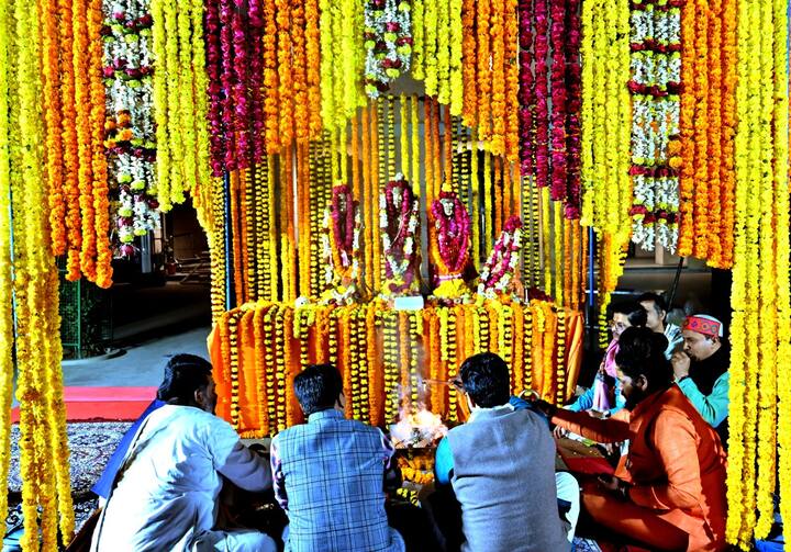 परिसर में सुंदरकांड, श्री राम नाम भजन, श्री राम जानकी लक्ष्मण जी और हनुमान जी के सहस्त्रनाम हवन आहुति के साथ पूजन को संपन्न किया गया.