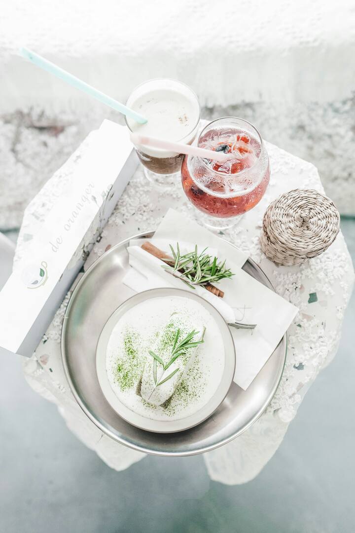 दही, जी सामान्यतः आरोग्यदायी आणि थंडगार गोष्ट मानली जाते. बरेच लोक ते मोठ्या आवडीने खातात.