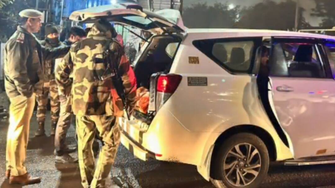 delhi police illegal cash recovery code of conduct more than Rs 23 lakh cash recovered ann दिल्ली में आचार संहिता के मद्देनजर पुलिस की सख्ती, कार से 23 लाख से अधिक की नकदी जब्त
