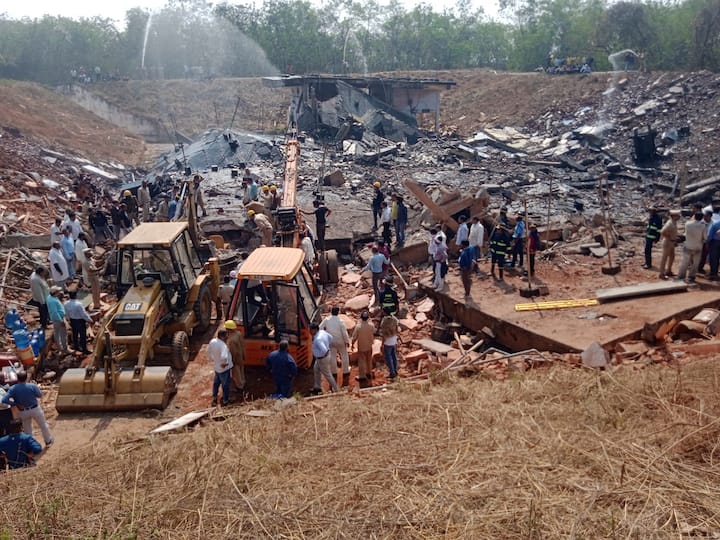 या दुर्घटनेत काही कामगारांचा मृत्यू झाल्याची प्राथमिक माहिती समोर आली असून त्यातील सहा कामगारांचा मृत्यू झाला आहे. तर तीन  कामगारांवर भंडारा येथील लक्ष हॉस्पिटलमध्ये उपचार करण्यात येत आहे.