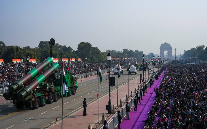 गणतंत्र दिवस परेड के दौरान ताकत का प्रदर्शन करने का रिवाज ब्रिटिश काल से जुड़ा है. अंग्रेजों के जमाने में होने वाली परेड में सैन्य ताकत का दुनिया के सामने प्रदर्शन करके अपनी ताकत दिखाई जाती थी.