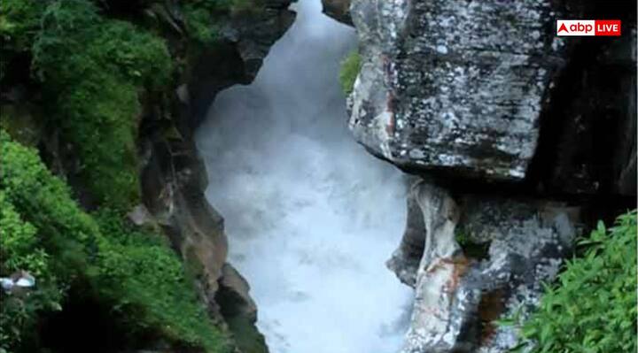 सरस्वती नदी को लेकर ऐसा कहा जाता है कि यह नदी धरती के नीचे बहती है. सरस्वती नदी पर हुए शोध परिणाम में ऐसा बताया जाता कि भूगर्भीय बदलाव के कारण इसका विलुप्त होना संभावित है. लेकिन आज भी कई लोगों का मानना है कि यह नदी धरती के नीचे बह रही है.