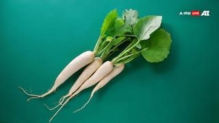 मूली के साथ आने वाले पत्ते कूड़े में फेंक देते हैं आप? जान लीजिए इनके फायदे