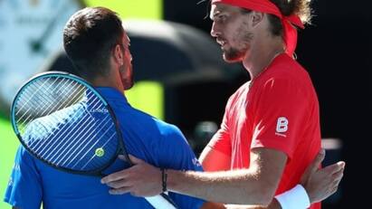 Djokovic Retires After 1st Set and Zverev Enter Australian Open Finals Djokovic Shocks Crowd: பாதியில் வெளியேறிய ஜோகோவிச்... இறுதிப்போட்டிக்குள் நுழைந்த ஸ்வெரேவ்... நடந்தது என்ன.?
