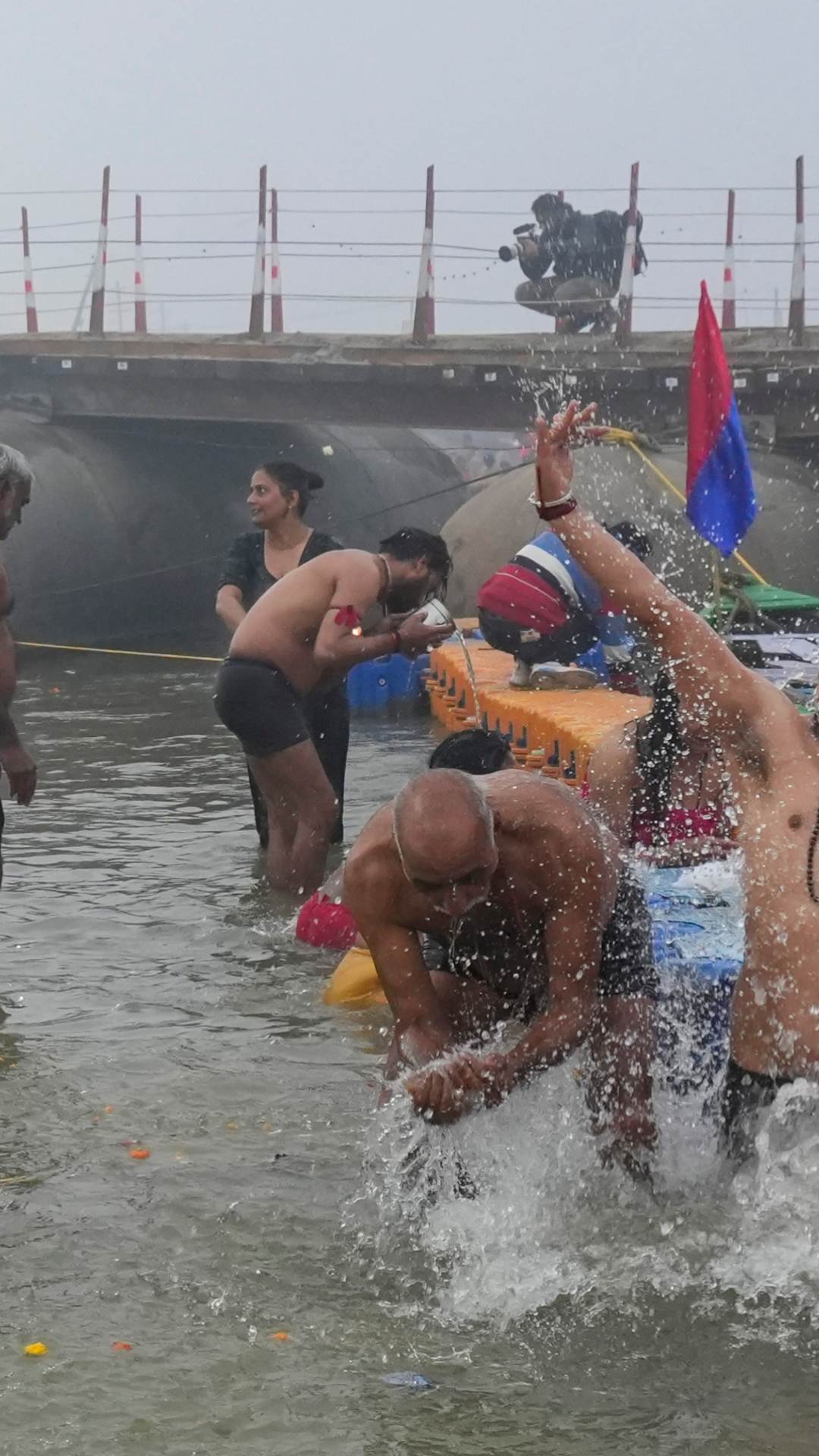 महाकुंभ में जाने से पहले आप भी ध्यान रखें कि गंदे कपड़े पहनकर स्नान न करें, यह मां गंगा और यमुना का अपमान माना जाता है