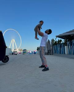 बेटियों संग दुबई में वेकेशन मना रहे हैं गुरमीत-देबिना, समुद्र किनारे से शेयर की खूबसूरत तस्वीरें