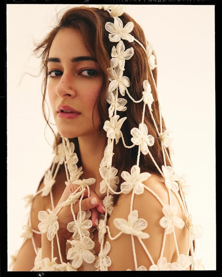 વર્ક ફ્રન્ટની વાત કરીએ તો અભિનેત્રી અનન્યા પાંડે ટૂંક સમયમાં લક્ષ્ય લાલવાણી સાથે 'ચાંદ મેરા દિલ'માં જોવા મળશે.