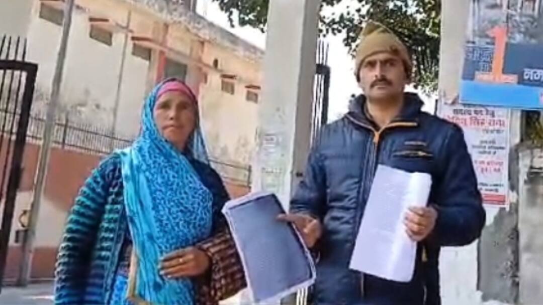 रिश्तेदारों ने फर्जी तरीके से हथिया लिया कॉन्सटेबल का बिजली कनेक्शन, न्याय के लिए डीएम से गुहार Aligarh Fraud Case Relative Illegally Captured Electricity Connection UP Police Constable ann रिश्तेदारों ने फर्जी तरीके से हथिया लिया कॉन्सटेबल का बिजली कनेक्शन, न्याय के लिए डीएम से गुहार