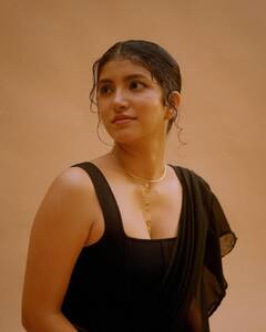 கருப்பு சேலையில் கண்களை கவரும் குட் நைட் பட நடிகை..வைரல் புகைப்படங்கள்