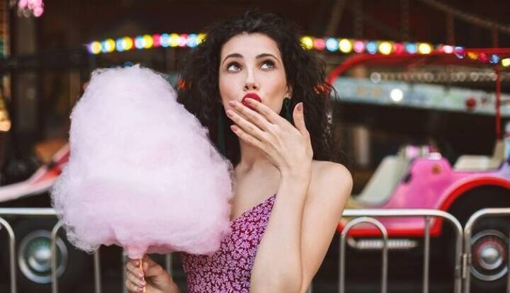 સુતરફેણીના નામથી ઓળખાતી કોટન કેન્ડી જે યુવાનો, બાળકો અને વૃદ્ધો આનંદથી ખાય છે. સ્વાદિષ્ટ લાગતી આ સુતરફેણી તમારા સ્વાસ્થ્ય માટે ખતરનાક સાબિત થઈ શકે છે. વાસ્તવમાં, તેમાં કપડાંને રંગવા માટે ઉપયોગમાં લેવાતા રંગનો ઉપયોગ કરવામાં આવે છે.