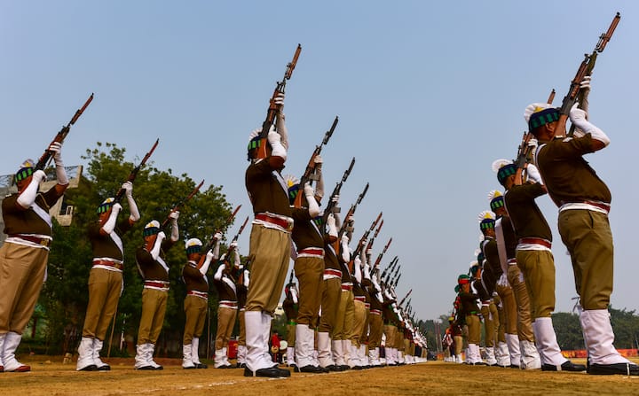 गणतंत्र दिवस के मौके पर 21 तोपों की सलामी देने की परंपरा भी अंग्रेजों के जमाने से जुड़ी है. भारत की आजादी के बाद भी इस परंपरा को बनाए रखा गया. गणतंत्र दिवस या स्वतंत्रता दिवस के अलावा खास मौकों पर सलामी दी जाती है.