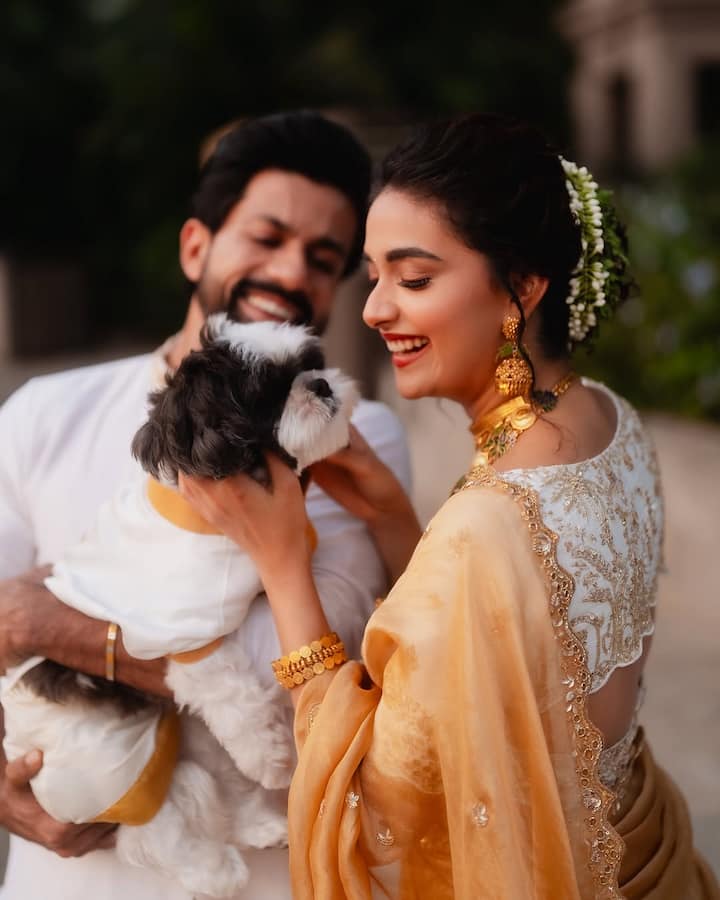 அந்த வகையில் கீர்த்தி சுரேஷ், ரிவால்வர் ரீட்டா மற்றும் கன்னி வெடி ஆகிய படங்களில் நடித்து வருகிறார். இந்த நிலையில் தான் இப்போது ஓய்வில் இருக்கும் கீர்த்தி சுரேஷ் தனது கணவர் ஆண்டனி தட்டில் உடன் திருமணத்தின் போது ரொமான்டிக்காக எடுத்து கொண்ட புகைப்படங்களை வெளியிட்டுள்ளார்.