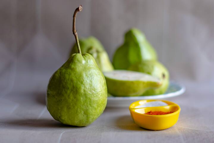 पेरूच्या सेवनाने रक्तदाब आणि कोलेस्ट्रॉल नियंत्रित राहण्यास मदत होते. संशोधनात असे दिसून आले आहे की पेरूच्या सेवनाने ट्रायग्लिसराइड्स, एकूण कोलेस्ट्रॉल आणि एलडीएल कोलेस्ट्रॉल लक्षणीयरीत्या कमी होते, जे हृदयाच्या आरोग्यासाठी फायदेशीर आहे.